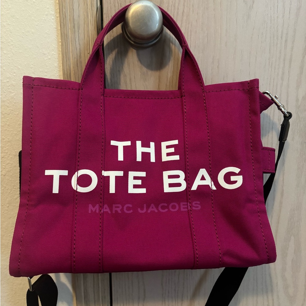 **Sold Out**Beautiful Marc Jacob’s Medium Canvas tote bag Lipstick Pink